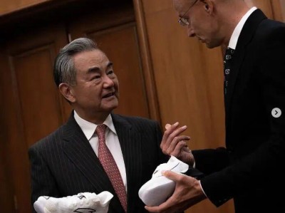 王毅赠送中国跑鞋,匈牙利外长立即在网上晒图!网友都在找同款,安踏:同色已售罄